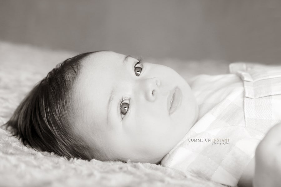 bébé aux yeux bleus, amour, enfant, bébé, shooting à domicile enfant studio, sépia, bébé studio, photographe à domicile bébés