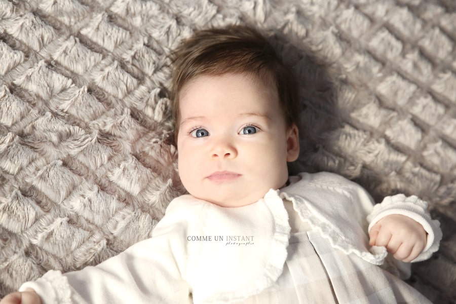 shooting à domicile enfant - amour - photographe a domicile bébés - bébé en train de jouer - bébé studio - shooting à domicile enfant studio - bébé aux yeux bleus - bébé