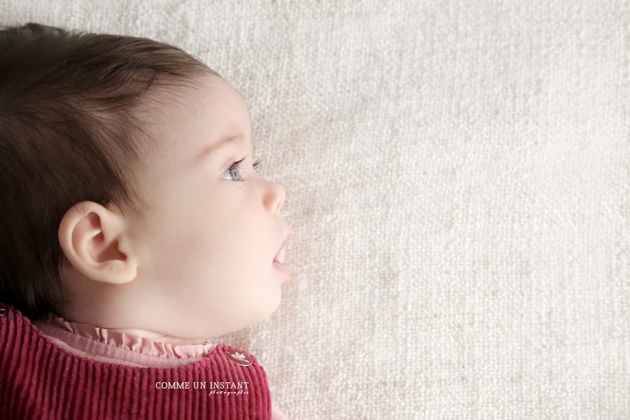 bébé studio, shooting bébé aux yeux bleus, photographe pro amour, photographe à domicile bébé en centre ville de Boulogne Billancourt (92100 Hauts de Seine 92), enfant studio, bébé, photographe pro enfant