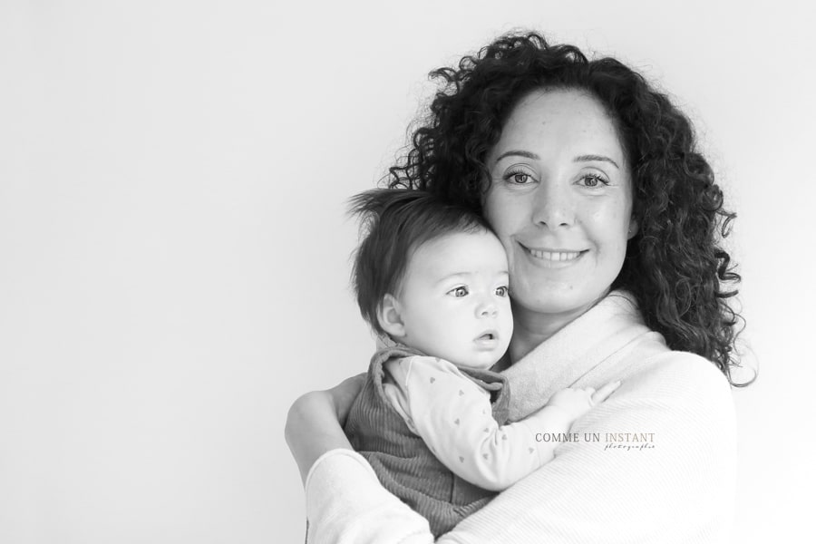 bébé - photographie pour bébé en plein coeur de Paris (75000 Paris 75) et sa région - photographe à domicile enfant studio - bébé studio - photographe a domicile noir et blanc - famille - photographe a domicile bébé aux yeux bleus - photographie amour - photographe à domicile famille studio - photographe enfant