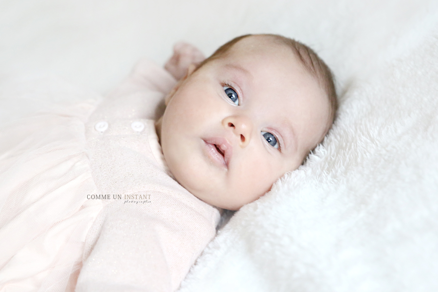 photographe professionnelle de bebe en centre ville de Suresnes (92150 Hauts de Seine 92) et sa région - photographe pro enfant - bébé aux yeux bleus - enfant studio - bébé - bébé studio