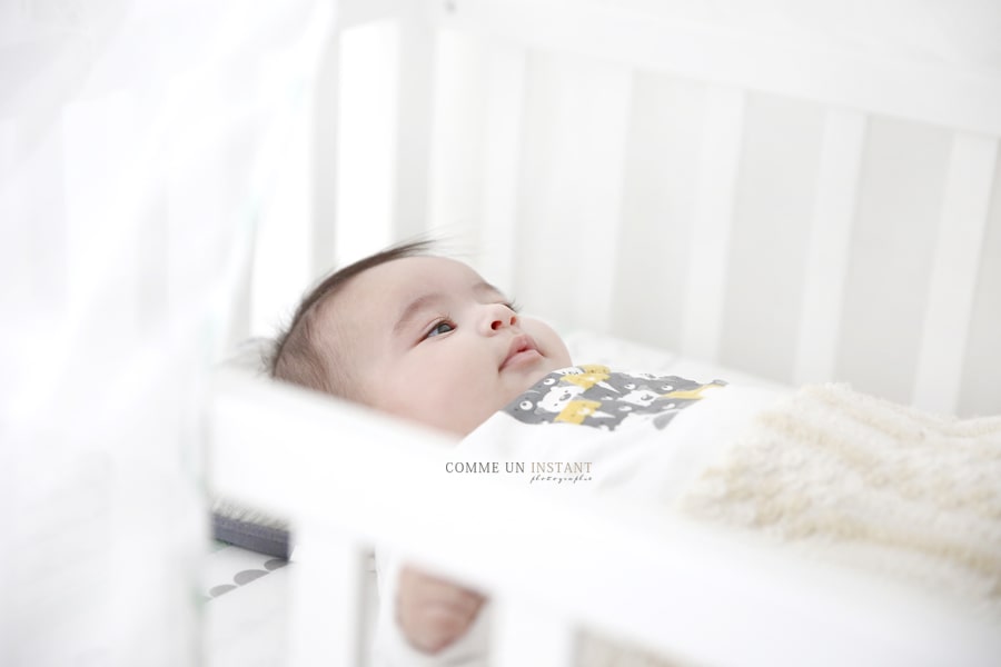 shooting à domicile bébé studio, bébé métis, chambre de bébé, shooting enfant studio, photographe enfant, enfant métis, reportage photographe bébé, reportage photographe pour bebes