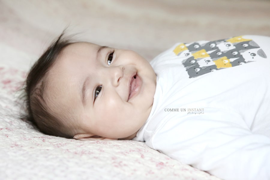 photographe à domicile enfant studio - photographe pro bébé en train de jouer - enfant - photographe professionnelle de bebes a Paris (75000 Paris 75) et sa région - bébé métis - photographe professionnelle enfant en train de jouer - photographie enfant métis - reportage photographe bébé - shooting bébé studio