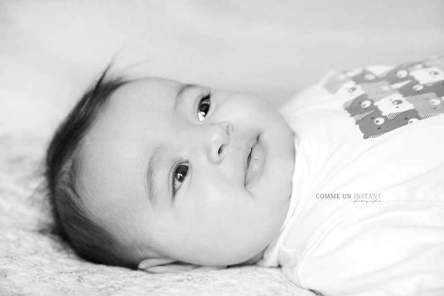 bébé, photographe noir et blanc, photographe professionnelle enfant studio, enfant métis, reportage photographe bébé métis, photographe professionnelle de bébés, bébé studio, photographe à domicile enfant