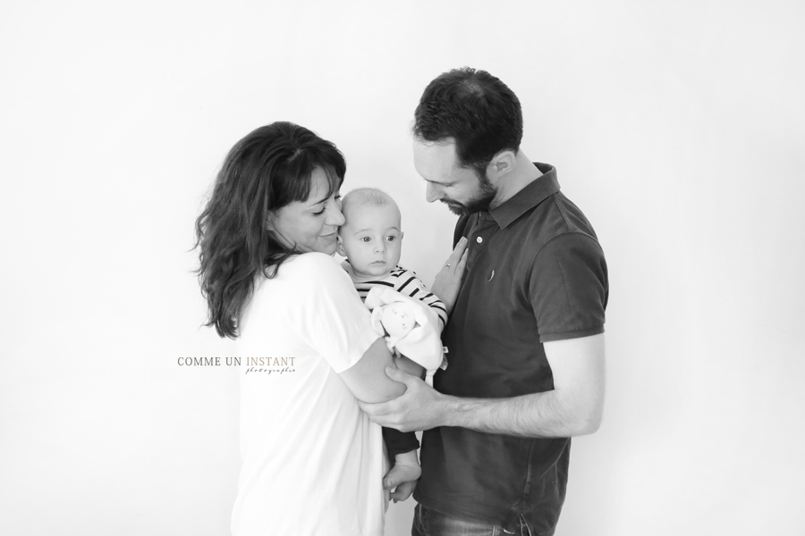 shooting bebes, photographe professionnelle noir et blanc, famille studio, bébé studio, amour, shooting à domicile famille, bébé