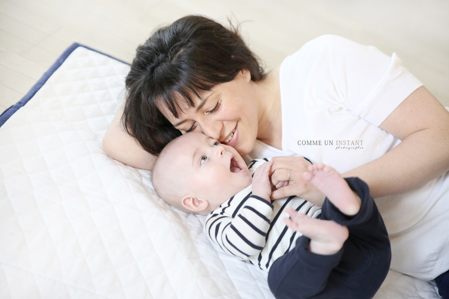 bébé studio - bébé en train de jouer - amour - famille studio - reportage photographe bebe en centre ville de Franconville (95130 Val d'Oise 95) et sa région - famille - bébé