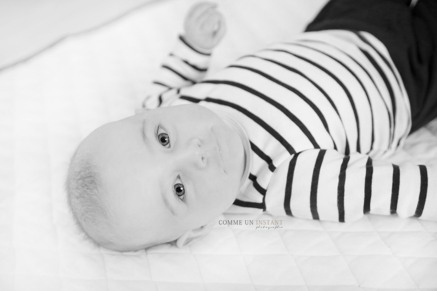 bébé studio, bébé, photographe pro bebe, amour, shooting à domicile noir et blanc