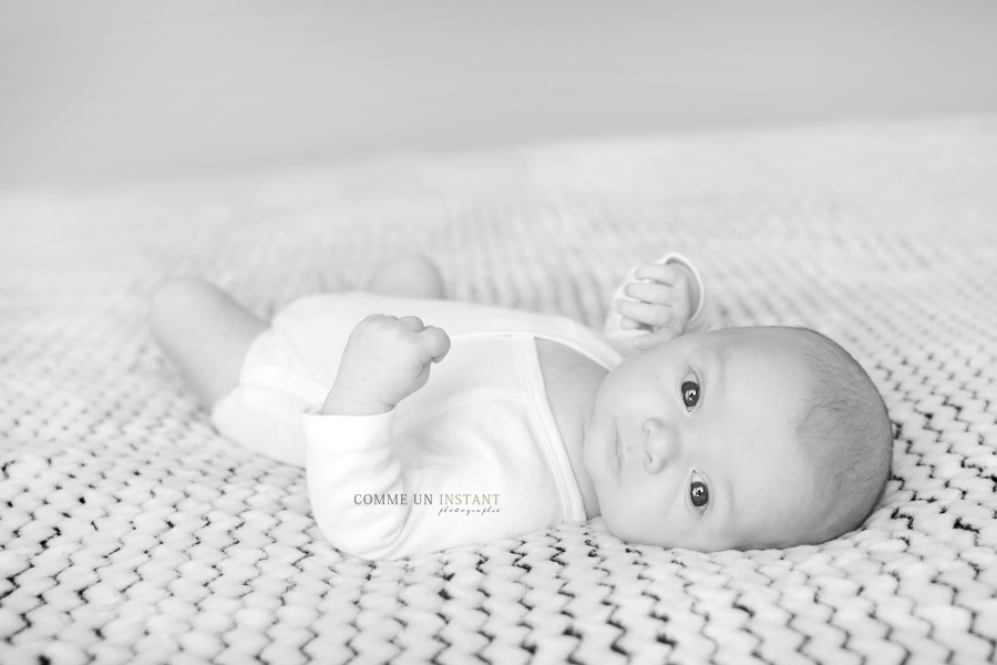 bébé - enfant - enfant studio - photographe noir et blanc - shooting bébé - bébé studio