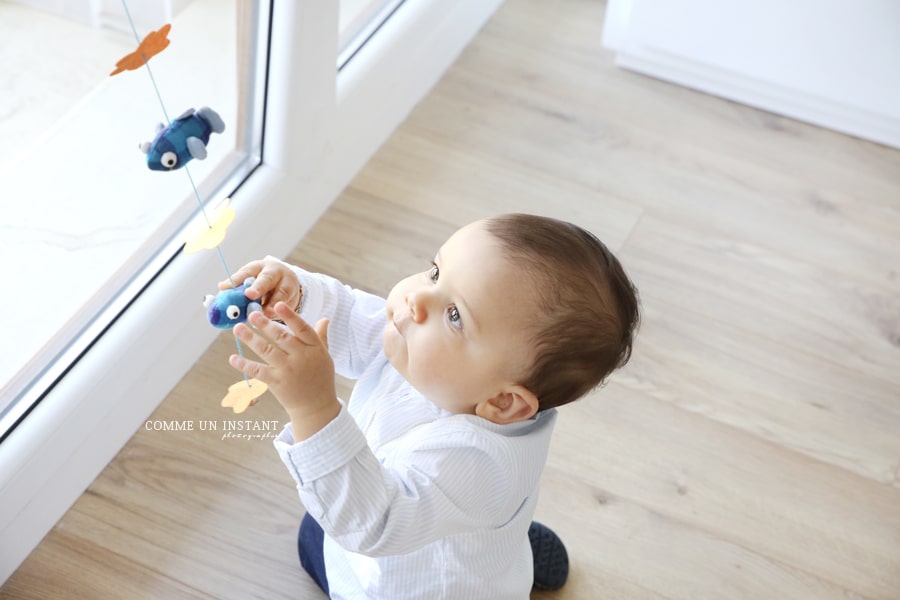 photographe à domicile bébé - photographe professionnelle enfant studio - photographie enfant en train de jouer - enfant - bébé - photographe pro bébé studio - bébé en train de jouer