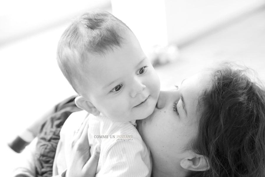 bébé en train de jouer - photographe a domicile noir et blanc - photographe à domicile enfant en train de jouer - photographe à domicile bébé - reportage photographe famille studio - photographe a domicile famille - shooting bébé sur Rueil Malmaison (92500 Hauts de Seine 92) - enfant - enfant studio - shooting bébé studio - photographie amour