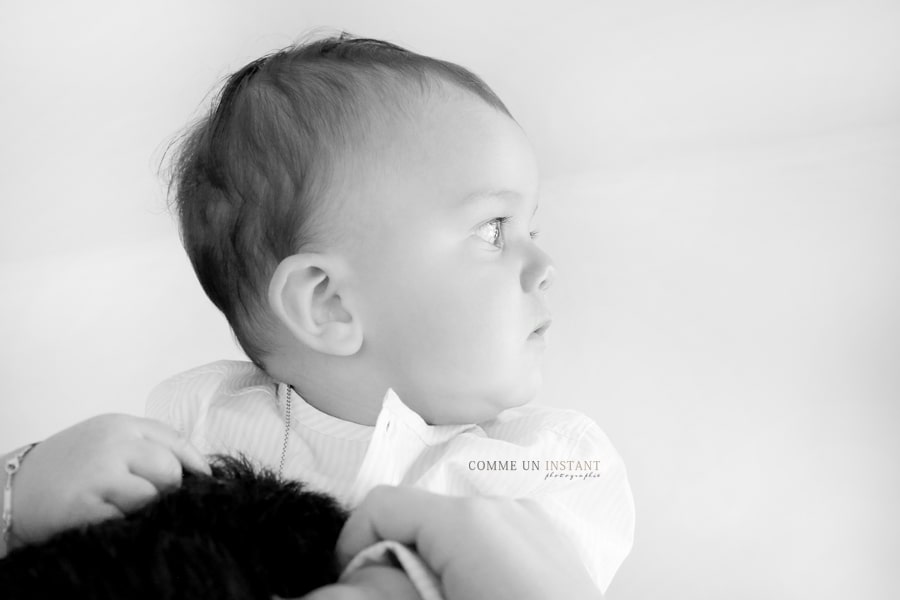 shooting bébé studio, famille studio, bébé en train de jouer, enfant en train de jouer, shooting de bebes, photographe professionnelle amour, shooting noir et blanc, famille, enfant, enfant studio, photographe pro bébé