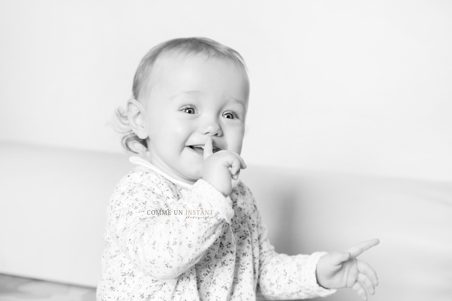 photographie enfant studio, noir et blanc, reportage photographe enfant, bébé aux yeux bleus, reportage photographe bébé studio, photographe a domicile pour bébé à Saint-Maur des Fossés (94100 Val de Marne 94), bébé