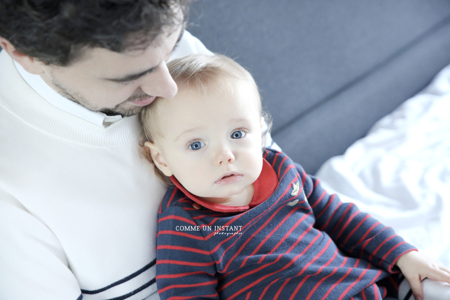 photographe à domicile bébé aux yeux bleus, photographie amour, shooting bébé studio, shooting à domicile famille studio, famille, reportage photographe pour bebes, bébé