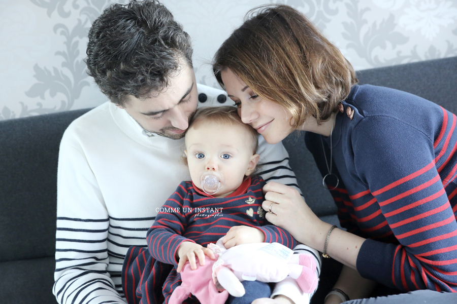 bébé - bébé aux yeux bleus - photographie enfant studio - photographe pro bebe - photographe à domicile famille studio - enfant - reportage photographe amour - shooting à domicile famille