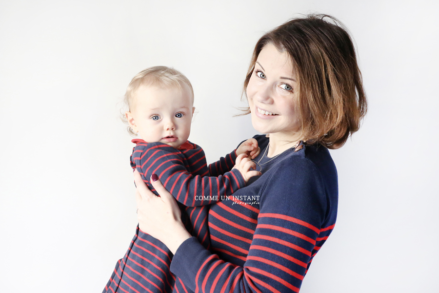 photographe a domicile bébé aux yeux bleus - shooting de bébé en plein coeur de Vincennes (94300 Val de Marne 94) - amour - photographe pro famille studio - famille - bébé - reportage photographe bébé studio