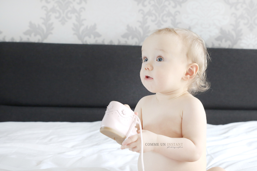 photographie bebe à Rueil Malmaison (92500 Hauts de Seine 92) - bébé studio - enfant - bébé - bébé aux yeux bleus - photographie enfant studio - bébé en train de jouer