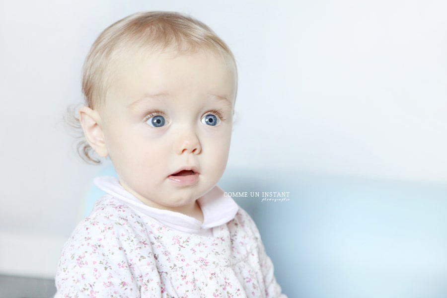bébé studio - bébé aux yeux bleus - photographe professionnelle pour bébés à Montmorency (95160 Val d'Oise 95) - enfant studio - bébé - enfant