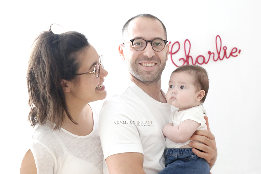 photographe a domicile de bébés sur Paris (75000 Paris 75) - photographe à domicile bébé - photographe pro famille - shooting à domicile enfant studio - famille studio - reportage photographe bébé studio - couple homo gay lesbien