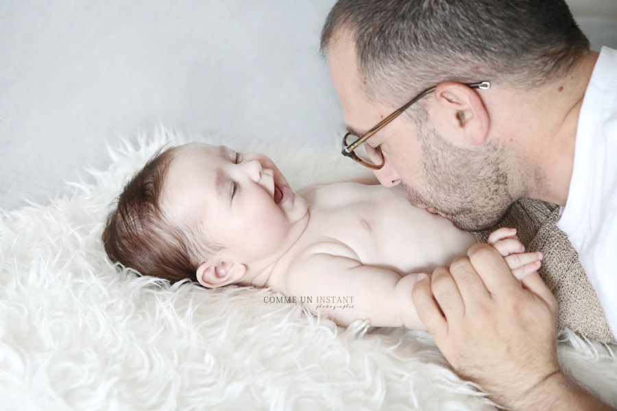 reportage photographe bebe, photographe professionnelle bébé en train de jouer, photographe à domicile bébé, photographe professionnelle famille studio, bébé studio, famille