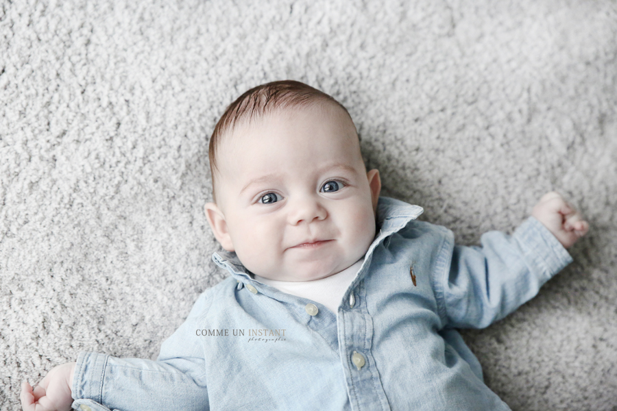 shooting à domicile bébé aux yeux bleus - shooting bébé - photographe professionnelle bébé en train de jouer - shooting à domicile bébé studio - photographe pro pour bebe