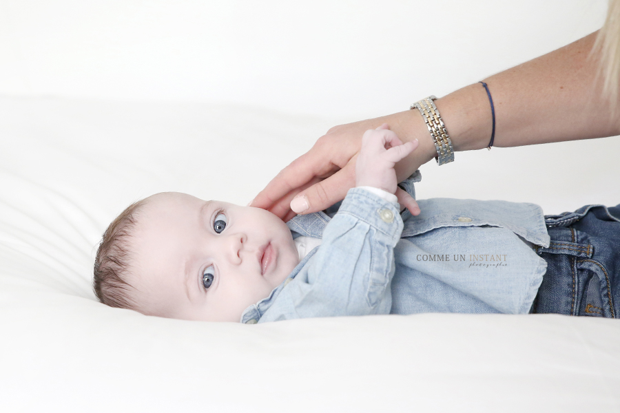 famille - amour - photographie bebes - photographe pro famille studio - bébé studio - bébé - photographe professionnelle bébé aux yeux bleus