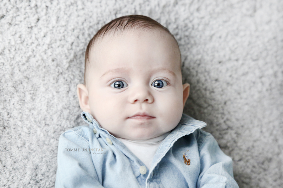 shooting à domicile bébé studio - bébé aux yeux bleus - photographe à domicile bébé - photographe a domicile de bebes