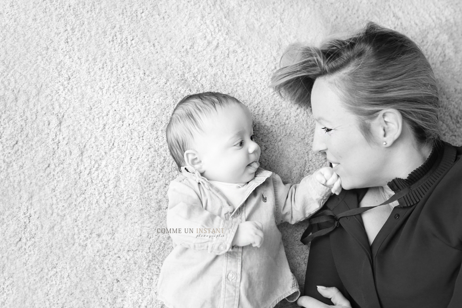 shooting à domicile famille studio - photographe noir et blanc - bébé - shooting bebes sur Puteaux (92800 Hauts de Seine 92) - shooting à domicile famille - photographe bébé studio - photographe professionnelle bébé en train de jouer - bébé aux yeux bleus - photographe professionnelle amour