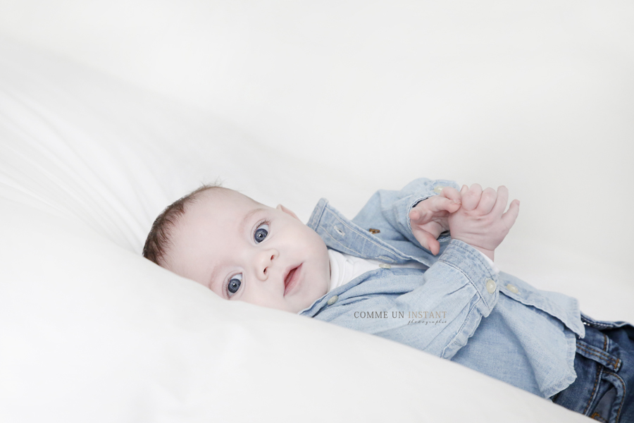 bébé studio, photographe bébé aux yeux bleus, photographe pro pour bebe, photographe bébé