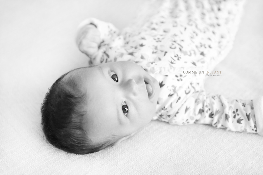 bébé studio - photographe pro de bébés - photographe à domicile noir et blanc - enfant - enfant studio - bébé