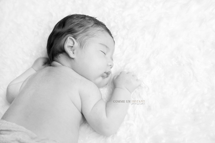 reportage photographe pour bebe en plein coeur de Vincennes (94300 Val de Marne 94) et sa région, reportage photographe bébé studio, noir et blanc, bébé, photographe pro bébé en train de dormir