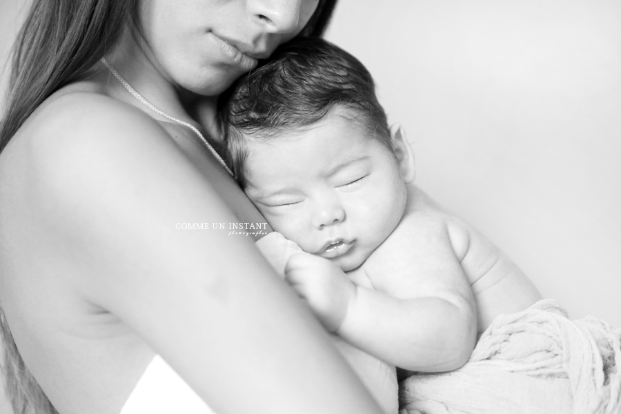 photographie famille studio, photographe professionnelle pour bebe, photographe professionnelle bébé en train de dormir, shooting amour, bébé studio, noir et blanc, photographe à domicile famille, photographe a domicile bébé