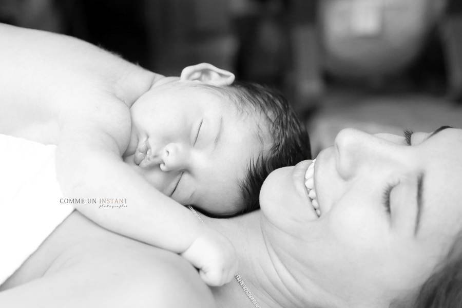 photographie bébé studio, photographe a domicile pour bébés, photographe famille, shooting bébé en train de dormir, shooting à domicile noir et blanc, amour, bébé, photographe pro famille studio