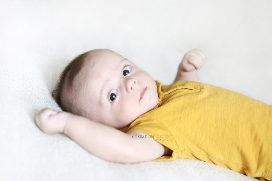 bébé studio - photographe à domicile de bébés - photographie enfant - reportage photographe enfant studio - bébé