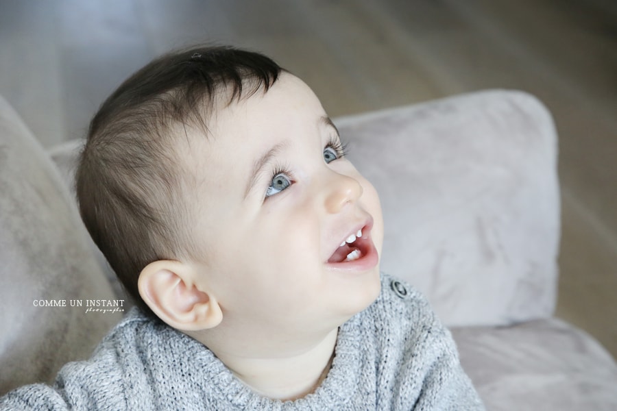 bébé aux yeux bleus - 1er anniversaire bébé - photographie enfant - reportage photographe bébé en train de jouer - shooting bébé - enfant en train de jouer - enfant studio - photographe a domicile de bébé en plein coeur de Châtillon (92320 Hauts de Seine 92) et sa région