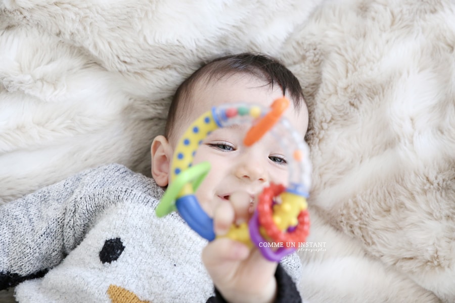 reportage photographe pour bébé a Courbevoie (92400 Hauts de Seine 92), photographie bébé, photographie bébé en train de jouer, enfant en train de jouer, bébé aux yeux bleus, enfant, photographe professionnelle 1er anniversaire bébé