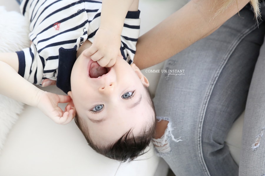 reportage photographe bebes - enfant - famille - bébé - 1er anniversaire bébé - bébé aux yeux bleus - photographe a domicile bébé en train de jouer - enfant en train de jouer