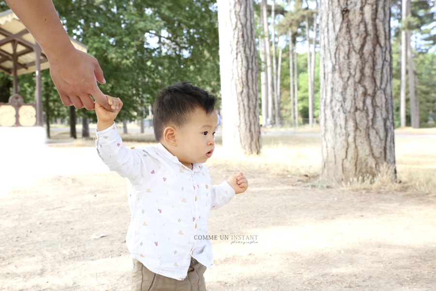 enfant en train de jouer, bébé vietnamien, bébé en train de jouer, anniversaire, photographie famille asiatique, photographe professionnelle bébé, famille en extérieur, shooting enfant, famille, bébé en extérieur, enfant extérieur, photographe à domicile enfant, bébé asiatique