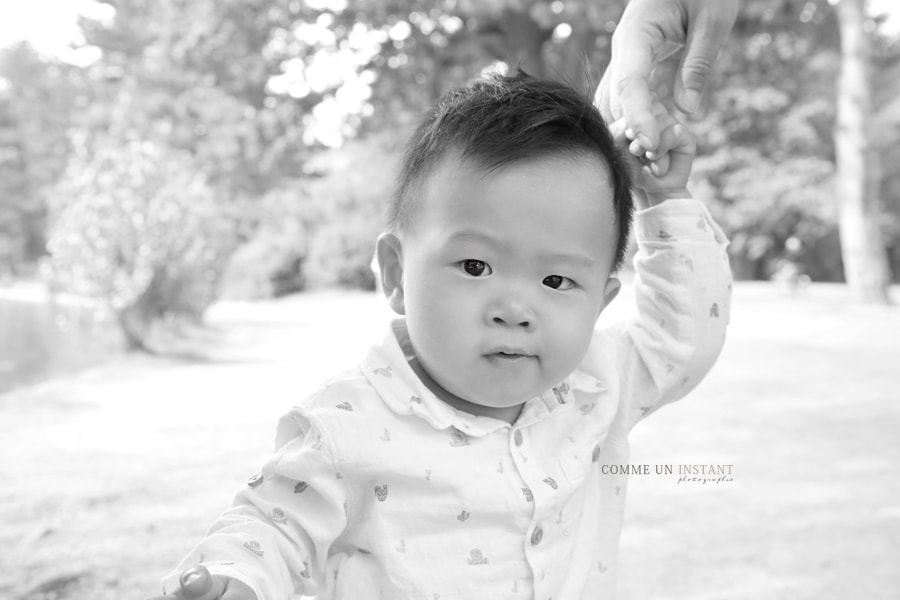 photographe pro anniversaire - photographe a domicile bébé - shooting à domicile enfant - noir et blanc - bébé vietnamien - famille asiatique - famille - photographe bébé en extérieur - photographie famille en extérieur - enfant extérieur - shooting à domicile enfants - bébé en train de jouer - enfant en train de jouer - photographe bébé asiatique