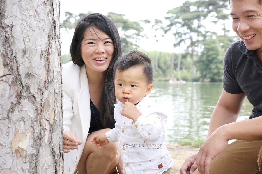 famille, reportage photographe enfant extérieur, famille asiatique, famille en extérieur, photographe a domicile enfant, photographe pour enfants à Paris (75000 Paris 75), photographe à domicile bébé en extérieur, photographe a domicile bébé en train de jouer, bébé, enfant en train de jouer, bébé asiatique, shooting à domicile anniversaire