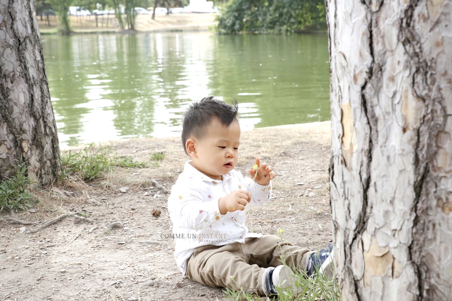 enfant extérieur, photographie enfant, reportage photographe bébé, bébé asiatique, photographe a domicile enfant en train de jouer, photographe bébé en train de jouer, photographe professionnelle enfant, shooting à domicile bébé en extérieur, bébé vietnamien, shooting à domicile anniversaire