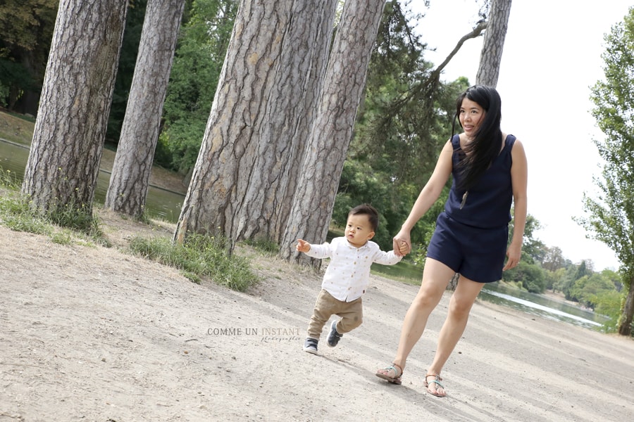 photographe pro de enfants - photographe famille en extérieur - photographe pro enfant extérieur - bébé asiatique - shooting à domicile bébé vietnamien - photographie bébé en extérieur - photographe pro enfant en train de jouer - famille - photographe pro anniversaire - reportage photographe enfant - shooting à domicile famille asiatique - shooting bébé - bébé en train de jouer