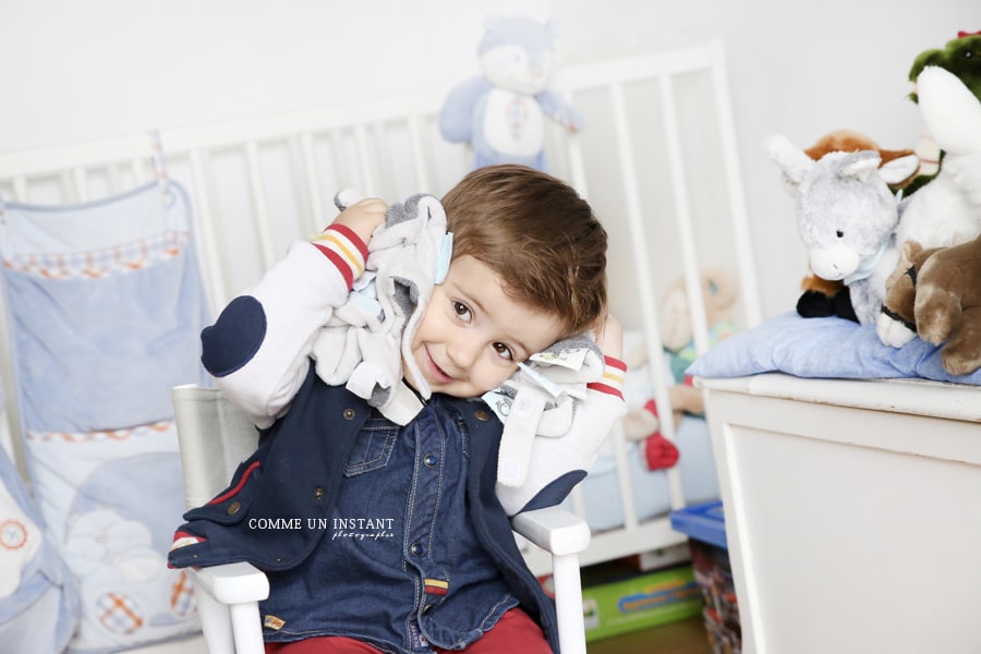 enfant - bébé - photographe professionnelle de enfants en centre ville de Paris (75000 Paris 75) - photographe professionnelle enfant en train de jouer