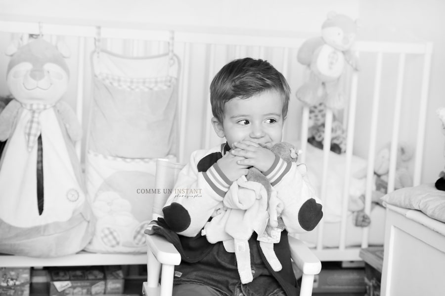 enfant en train de jouer - enfant - bébé - reportage photographe enfants en plein coeur de Franconville (95130 Val d'Oise 95) - reportage photographe noir et blanc