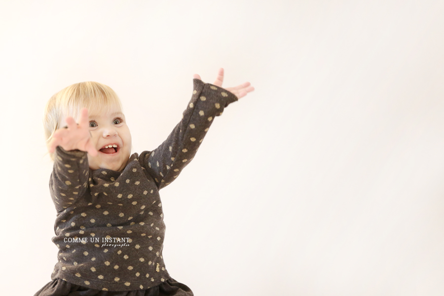 bébé en train de jouer, photographie bébé studio, enfant, enfant studio, shooting enfant, photographe à domicile bébé, photographie enfant en train de jouer