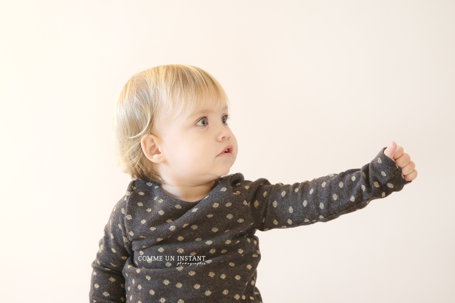 bébé en train de jouer - photographe à domicile pour enfants - bébé - enfant en train de jouer - photographe a domicile bébé studio - enfant - enfant studio