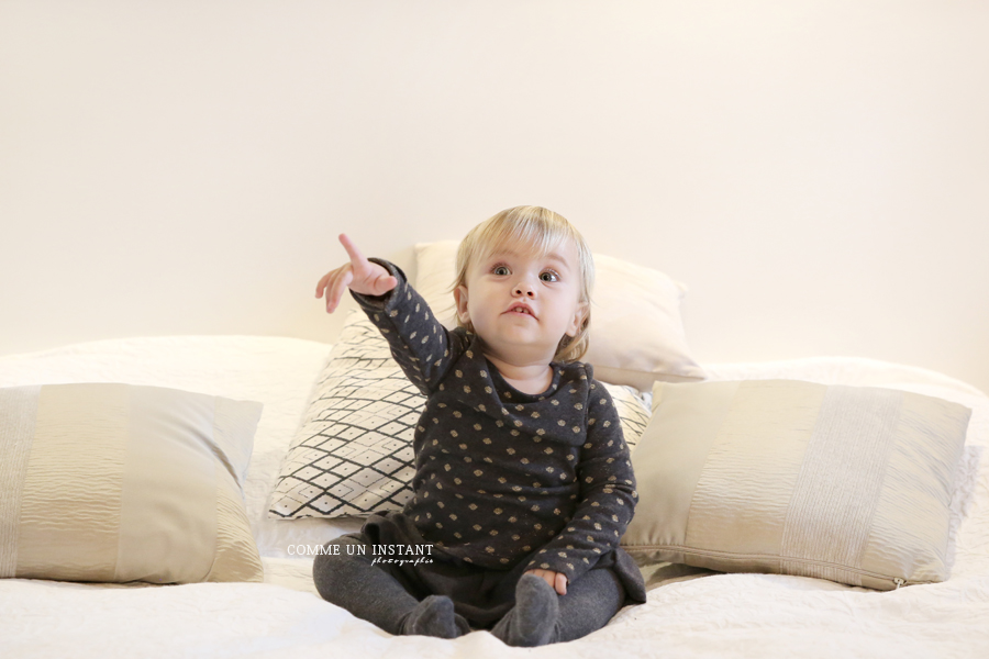 enfant studio - bébé studio - photographe à domicile bébé - bébé en train de jouer - photographe à domicile de enfant en centre ville de Vincennes (94300 Val de Marne 94) - enfant - photographe à domicile enfant en train de jouer