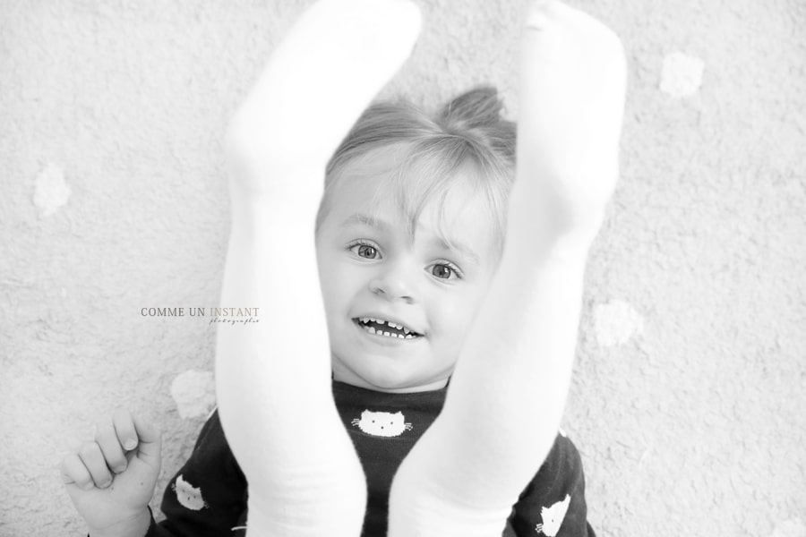 enfant, shooting bébé, photographe à domicile pour enfants à Cergy Pontoise (95100 Val d'Oise 95), bébé en train de jouer, enfant en train de jouer