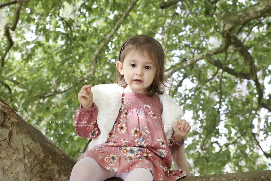 photographe professionnelle enfant, photographe professionnelle bébé en train de jouer, photographe enfant extérieur, photographe de enfants sur Cergy Pontoise (95100 Val d'Oise 95) et sa région, photographe à domicile bébé