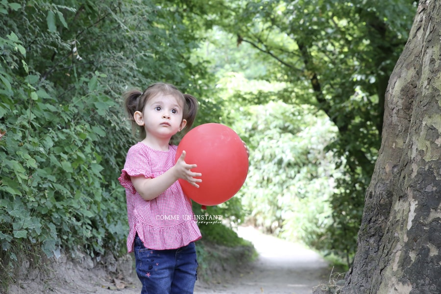 enfant en train de jouer - enfant - enfant extérieur - shooting enfant - photographe bébé