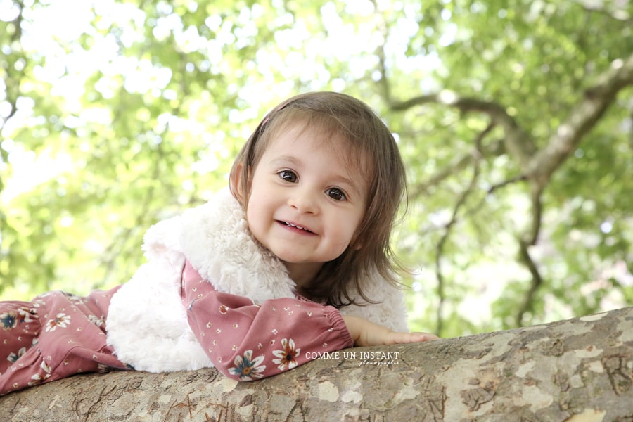 photographe à domicile enfant - photographe a domicile bébé en train de jouer - shooting à domicile de enfant - bébé - enfant extérieur